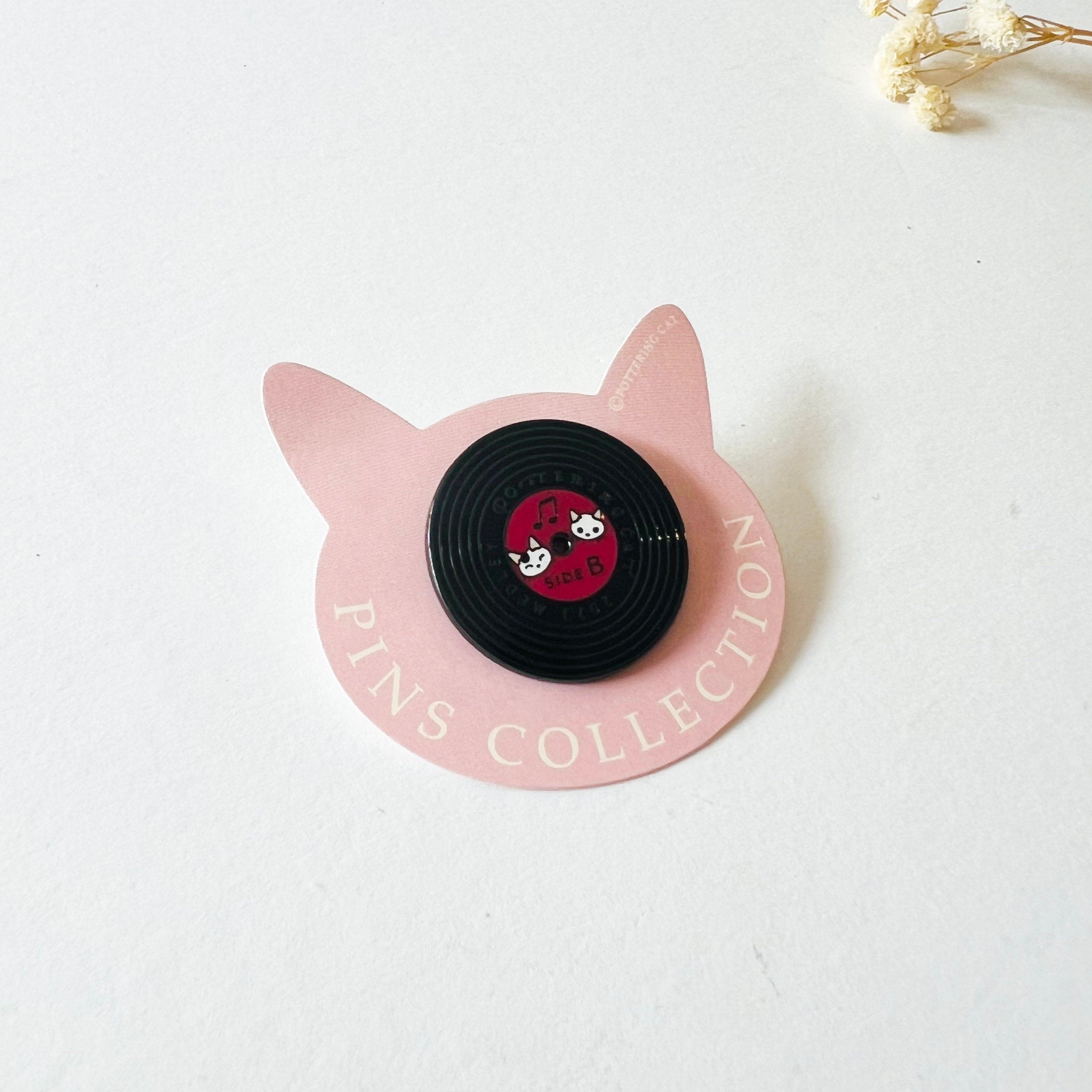 Pottering Cat Enamel Pin - Vinyl Side B – niconeco zakkaya