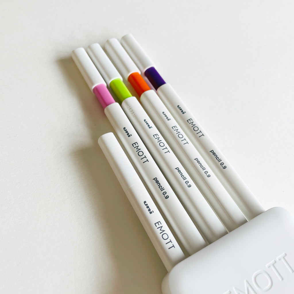 Uni Emott Colored Pencil 4 Colors 0.9 No.1 Refresh Color